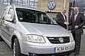 Stephan Schaller (rechts), Sprecher des Markenvorstands von Volkswagen Nutzfahrzeuge übergibt den Caddy an Dr. Volker Müller, Hauptgeschäftsführer UVN. Foto: Auto-Reporter/Volkswagen Nutzfahrzeuge